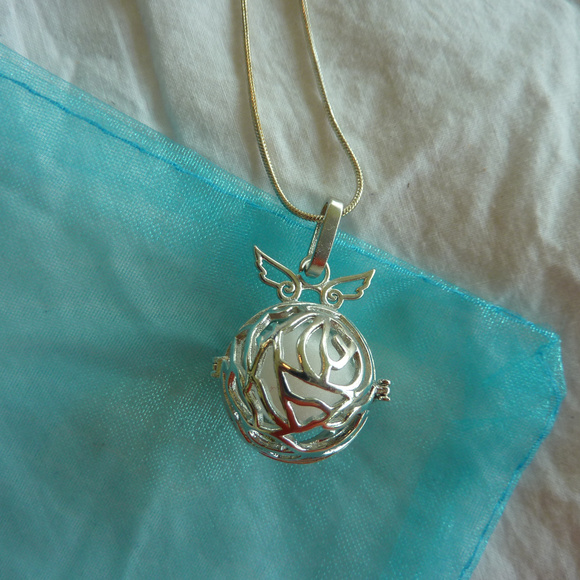 Jewelry - Angel wings aromatherapy necklace